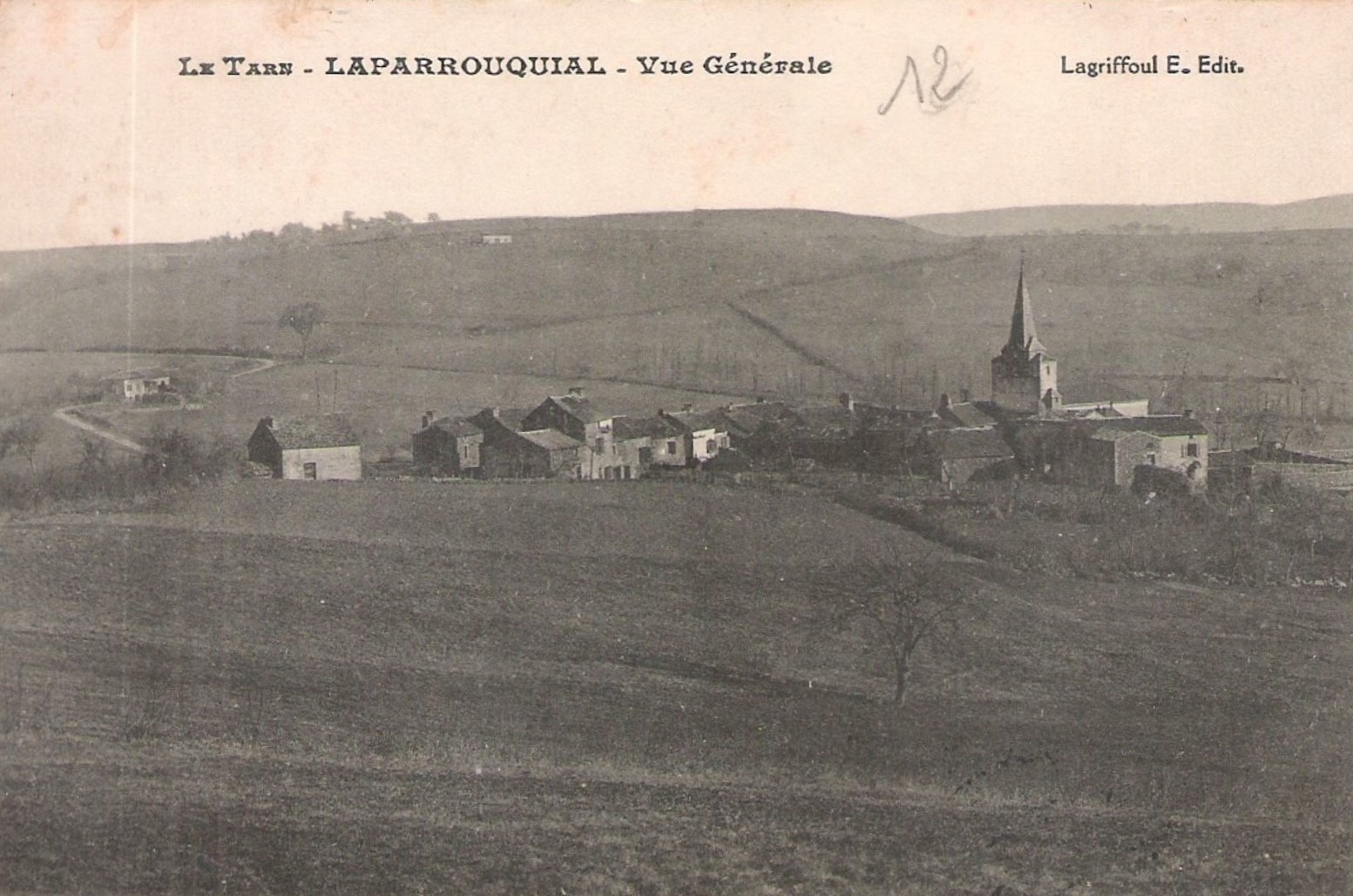 Ancienne carte postale du bourg de Laparrouquial